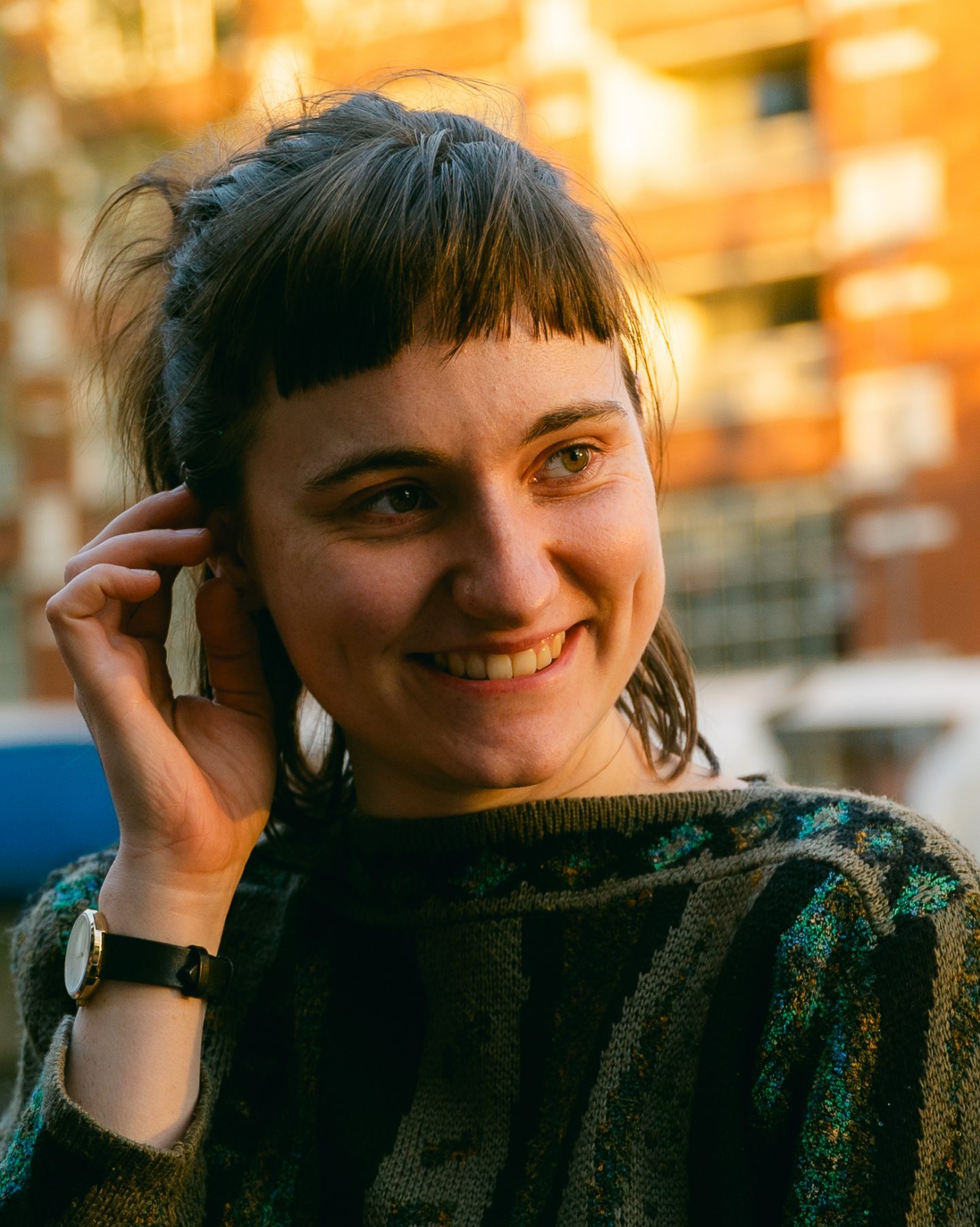 A Dutch woman volunteering at a property in the Swedish woods, smiling and having conversation.